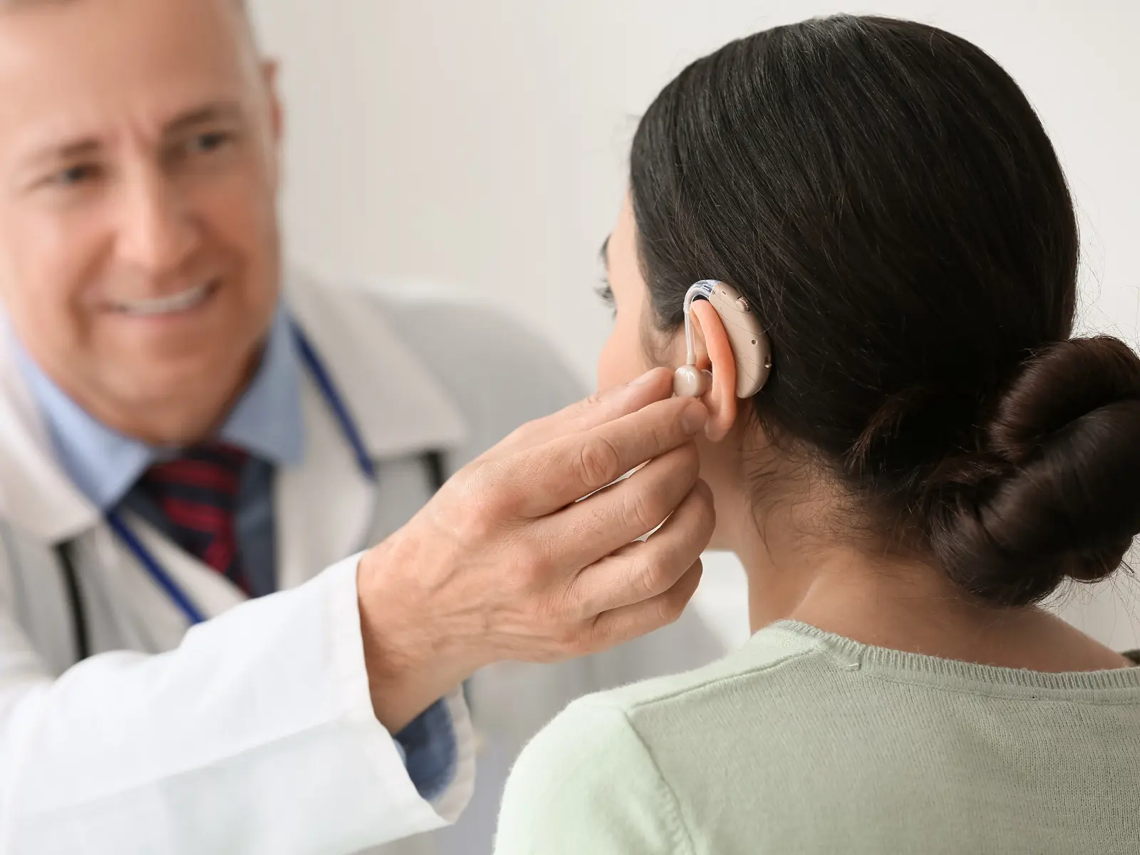 Ilustracja przedstawiająca badania słuchu i diagnostykę